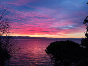 30. September 2024 - Ein herrlicher Sonnenaufgang in der Villa Inge, Mošćenička Draga. Aufgenommen von der Frühstücksterrasse um 06:49 Uhr morgens!