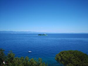 27. Juni 2025 - Alles in schönstem Blau – Meer und Himmel verschmelzen im gleichen Farbton. Blick von der Terrasse der Villa Inge in Mošćenička Draga!