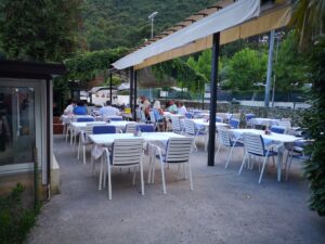 16. Juli 2025 - Ein trauriger Anblick (Aufnahme von Uhr 19:21): Das wichtigste Lokal für Gäste in Mošćenička Draga, das Restaurant ‚Sportsko‘, ist weitgehend leer. Zu dieser Jahreszeit sollten sich die Tische abends eigentlich dreimal neu besetzen. Auch in der Villa Inge sieht es nicht besser aus – eine Folge der übermäßigen Teuerung in Kroatien!