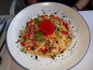06. August 2025 - Weniger Gäste in Mošćenička Draga bedeuten auch: mehr Qualität beim Essen. Hanni von der Villa Inge bekam ein hervorragend schmeckendes Gemüserisotto – nicht einmal auf der Karte zu finden. Ein großes Dankeschön an die Küche!