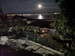 10. Oktober 2025 - 21:00 Uhr auf dem Balkon der Villa Inge in Mošćenička Draga – bei einem Glas Wein wird uns bewusst, wie privilegiert wir trotz der vielen Arbeit sind. Der Blick von Mošćenička Draga bis nach Rijeka macht jeden Moment unvergesslich!