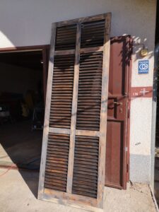 25. September 2025 - Eine frisch aufbereitete Jalousie der Villa Inge in Mošćenička Draga – bald folgen noch drei Lasuranstriche, dann hält sie wieder für viele Jahre. Sonne und salzige Meeresluft sorgen dafür, dass die Arbeit hier nie ganz ausgeht!