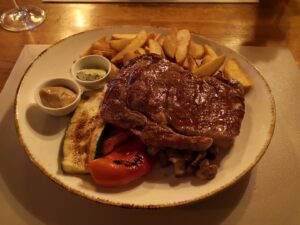 24. Oktober 2025 - Dalibor erzählte uns, dass das Restaurant Delfino in Lovran einen neuen Betreiber hat – für uns ein Grund, es mal wieder zu testen. Unser Fazit: Ein gutbürgerliches Lokal mit hervorragender, bezahlbarer „Hausmannskost“. Gäste der Villa Inge in Mošćenička Draga finden solche Lokale hier im Ort nicht, da Mošćenička Draga eher touristisch geprägt ist!