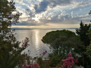 22. September 2025 - September-Feeling auf der Frühstücksterrasse der Villa Inge in Mošćenička Draga – aufgenommen um 8 Uhr morgens. Ein Start in den Tag, wie er schöner kaum sein kann!