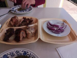 11. Oktober 2025 - Das Maronenfest in Lovran ist eröffnet! Dalibor, unser Hausmeister der Villa Inge in Mošćenička Draga, brachte uns einen frisch gebratenen Spanferkelbraten – in der Gastronomie hier vor Ort leider nicht zu bekommen!