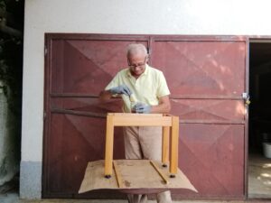 13. September 2025 - Edi, der Schreinermeister der Villa Inge in Mošćenička Draga, hat die neuen Lärchentische für unsere mobilen Klimageräte gefertigt. Jetzt werden sie mit feinem Firnisleinöl eingelassen – echtes Handwerk mit Herz!