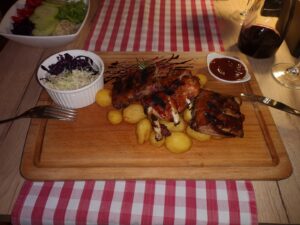 18. Oktober 2025 - Die Fahrt von der Villa Inge in Mošćenička Draga nach Plomin ins Restaurant „Tri Murve“ lohnt sich absolut – Preis und Leistung stimmen zu 100 %. Ein wunderschöner Außenbereich, köstliche Spareribs und eine Schweinshaxe für Hanni – bayerische Gene lassen grüßen. Dazu hervorragende Weine aus der Region!